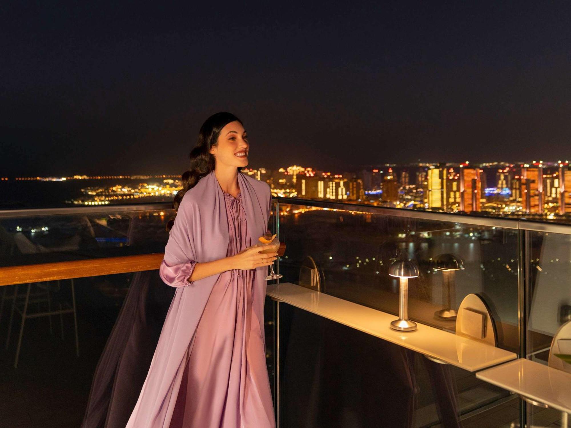 Fairmont Doha Hotel Lusail Exterior photo A woman wearing an abaya