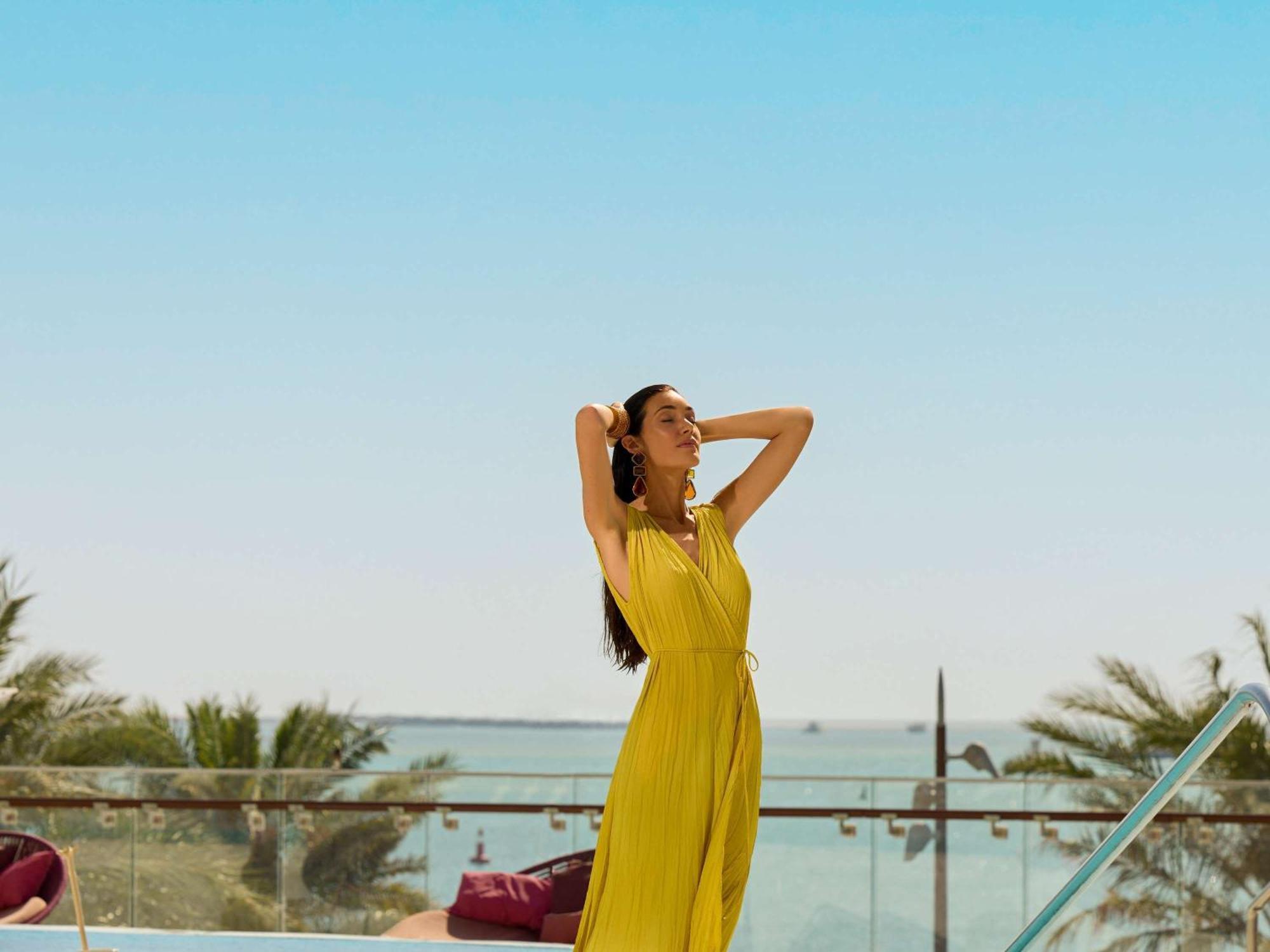 Fairmont Doha Hotel Lusail Exterior photo A woman in a yellow dress